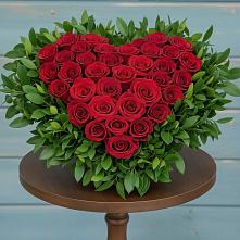 Цветочная композиция из Розы в виде сердца #REPLACE_PRED# Тахте