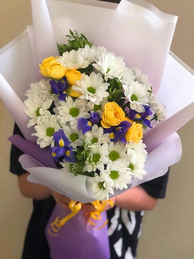 Букет цветов из: Ирисы, Хризантемы и Розы в Тахте